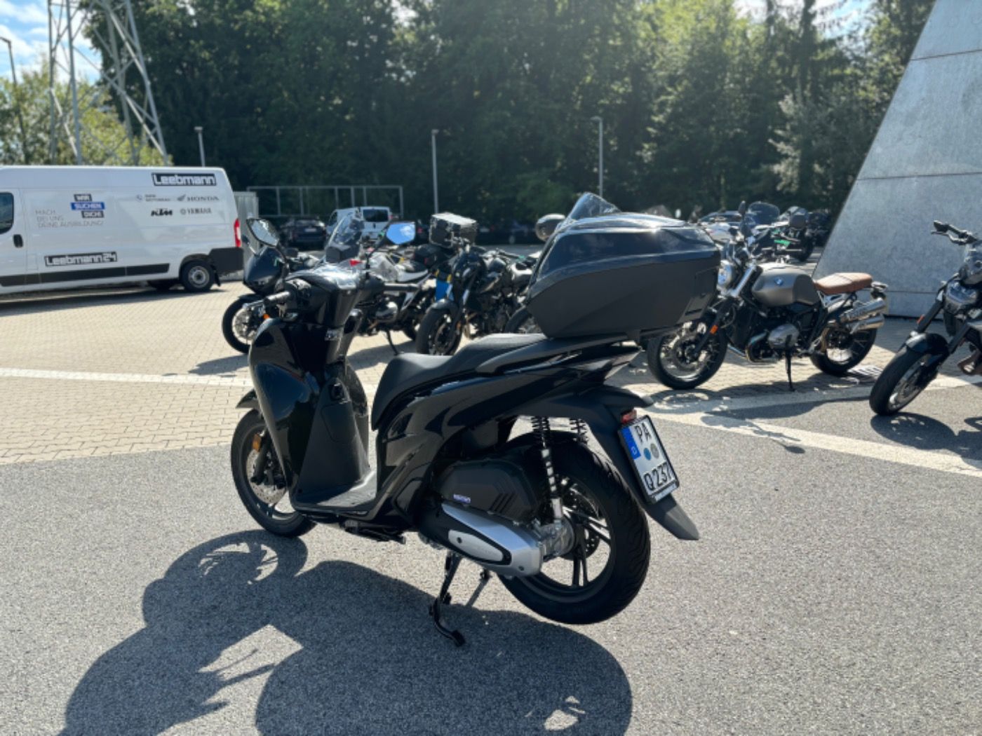 Fahrzeugabbildung Honda SH 125 i inklusive Smart-Topcase 2025