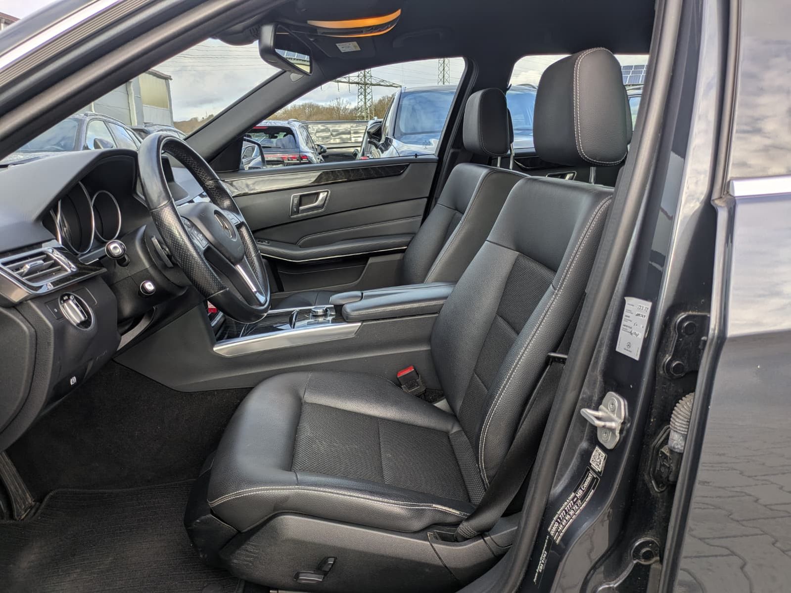 Fahrzeugabbildung Mercedes-Benz E 220 Avantgarde LED*AHK*KAMERA*TEMP*NAVI*SHZ