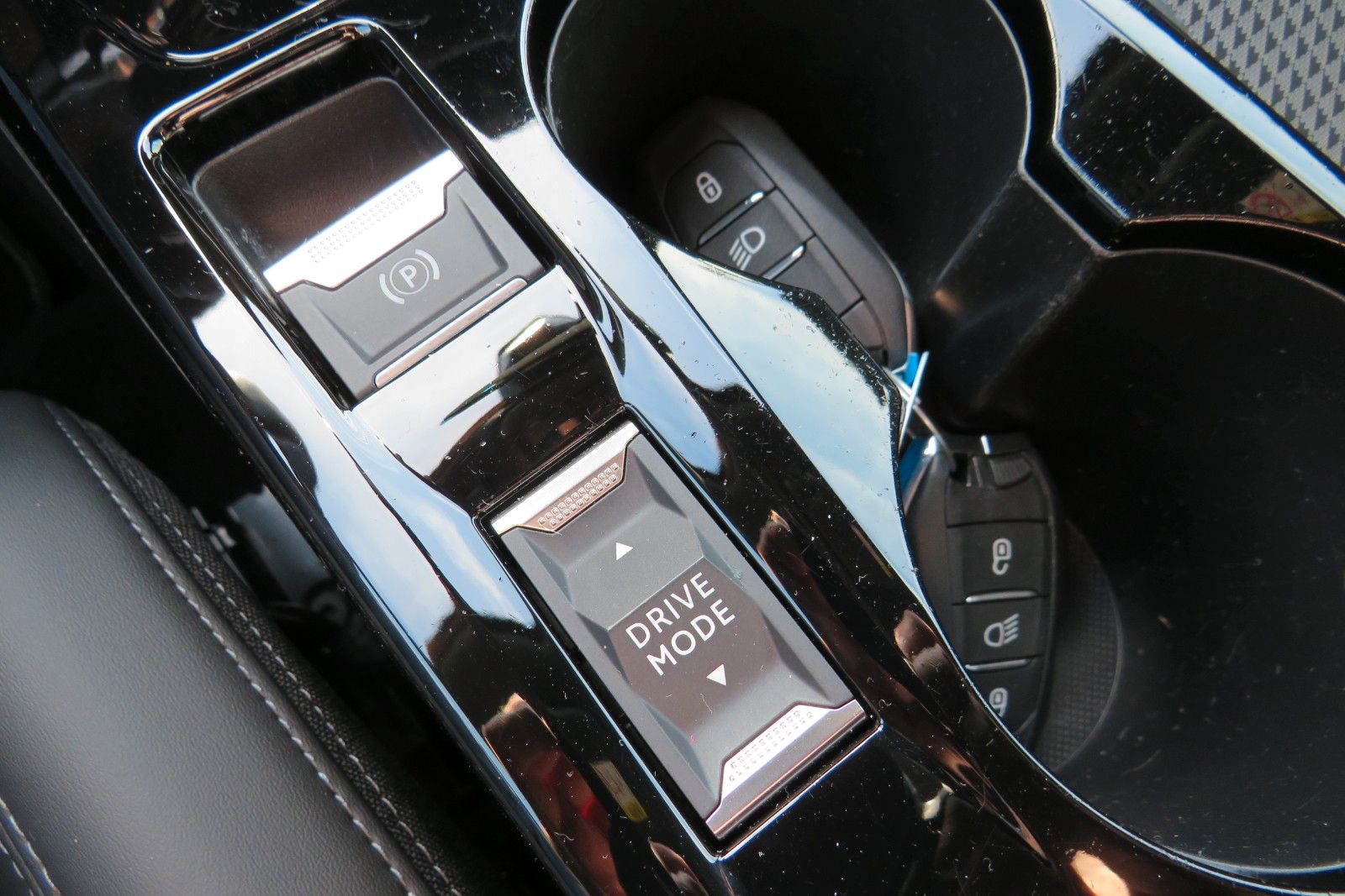 Fahrzeugabbildung Peugeot 2008 e- GT PANO NAVI KAMERA SITZH. PDC 1.HD
