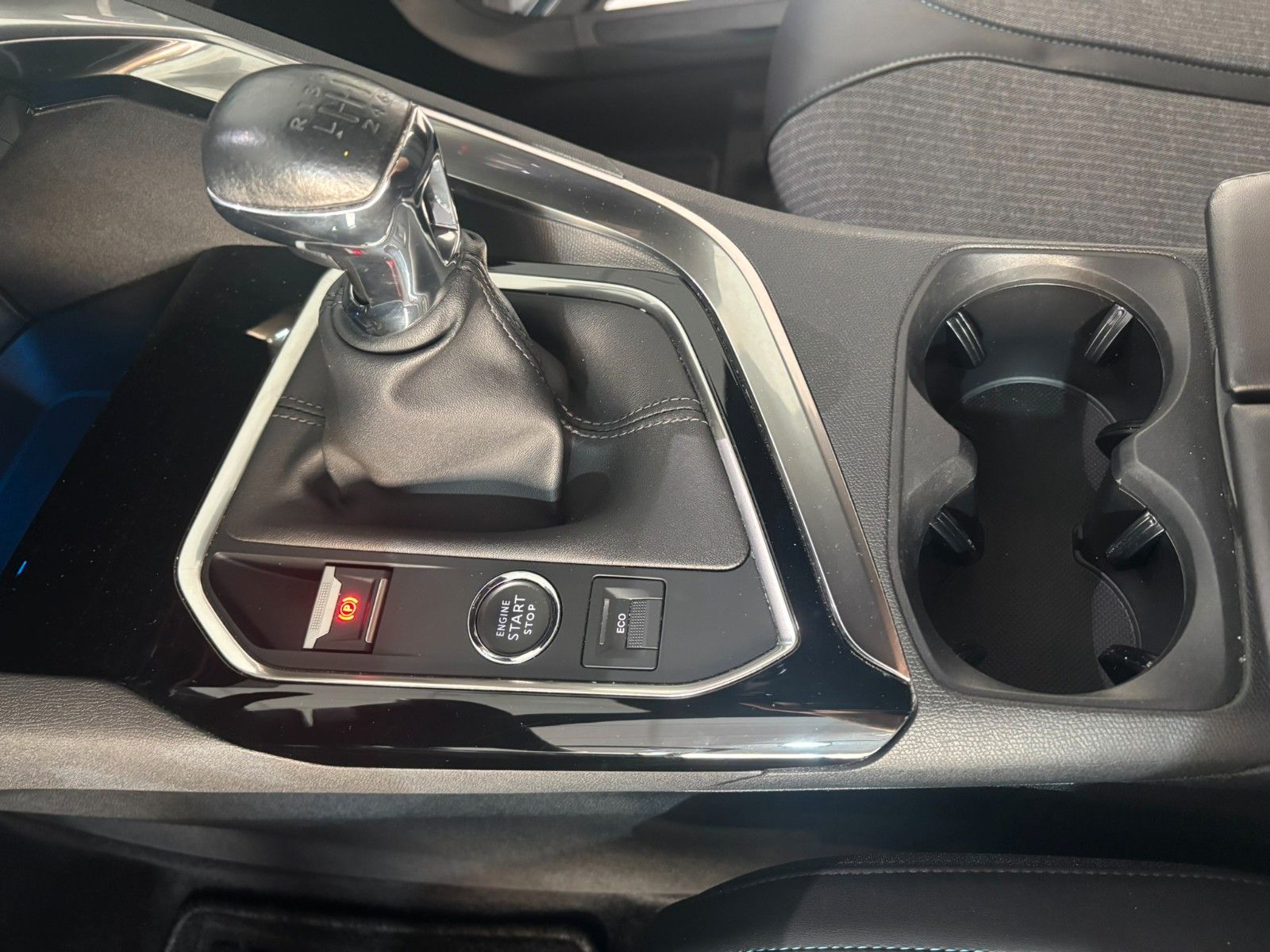 Fahrzeugabbildung Peugeot 3008 1.2T ALLURE PACK NAVI/LED/SPORT/VIRT/PDC