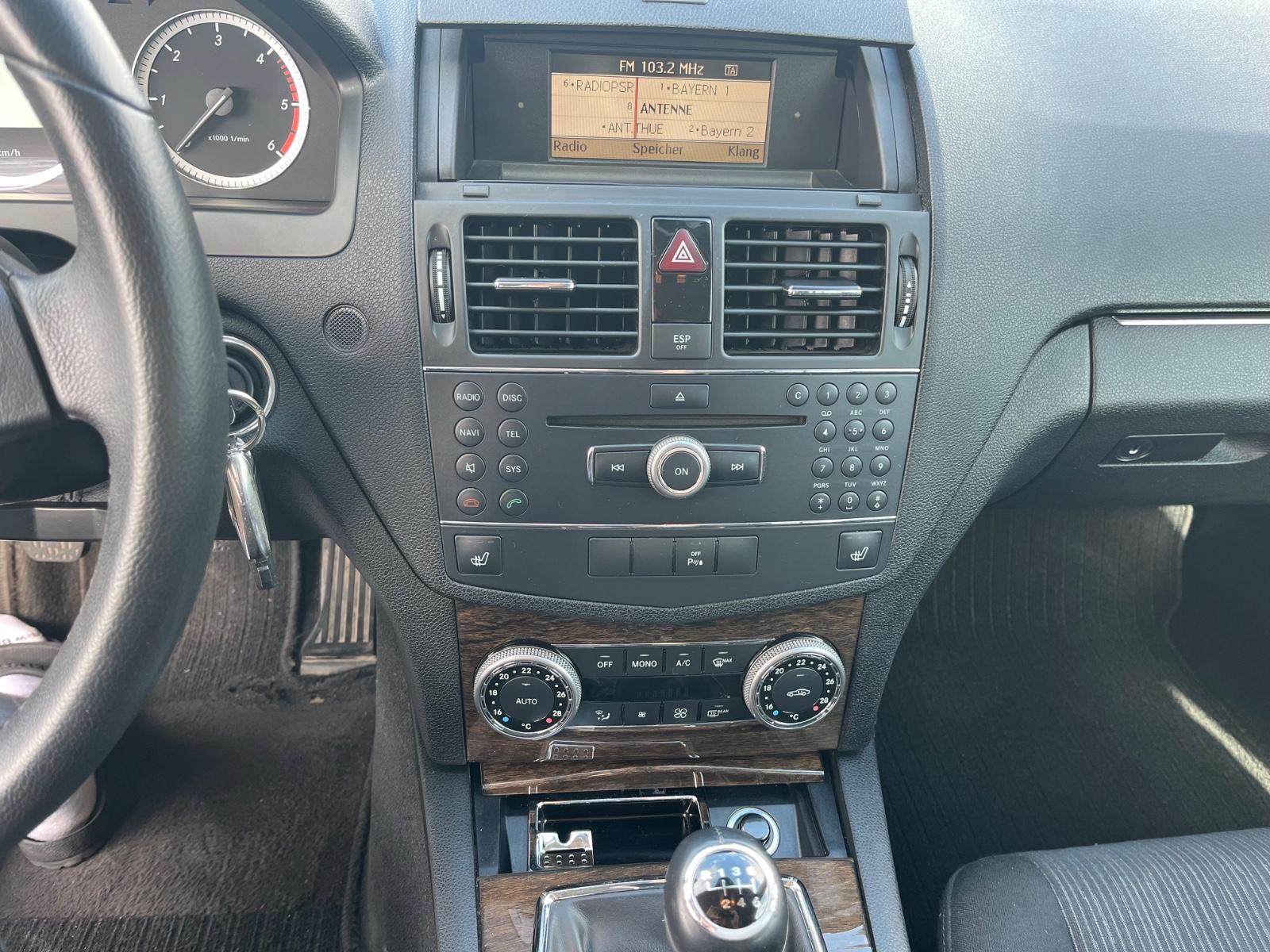 Mercedes-Benz 220 2008 — photo 11