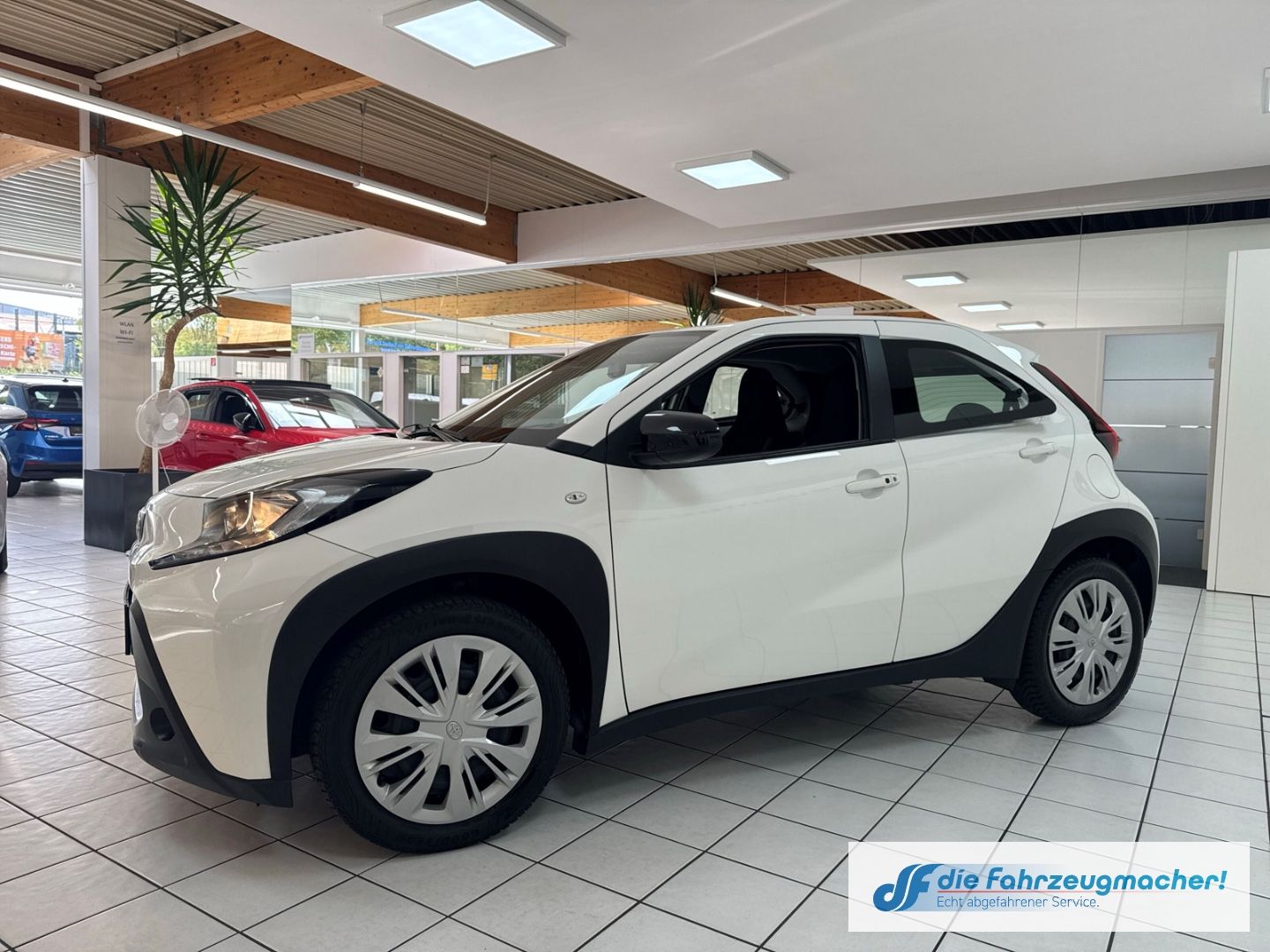 Fahrzeugabbildung Toyota Aygo X Play Apple CarPlay Android Auto Mehrzonen