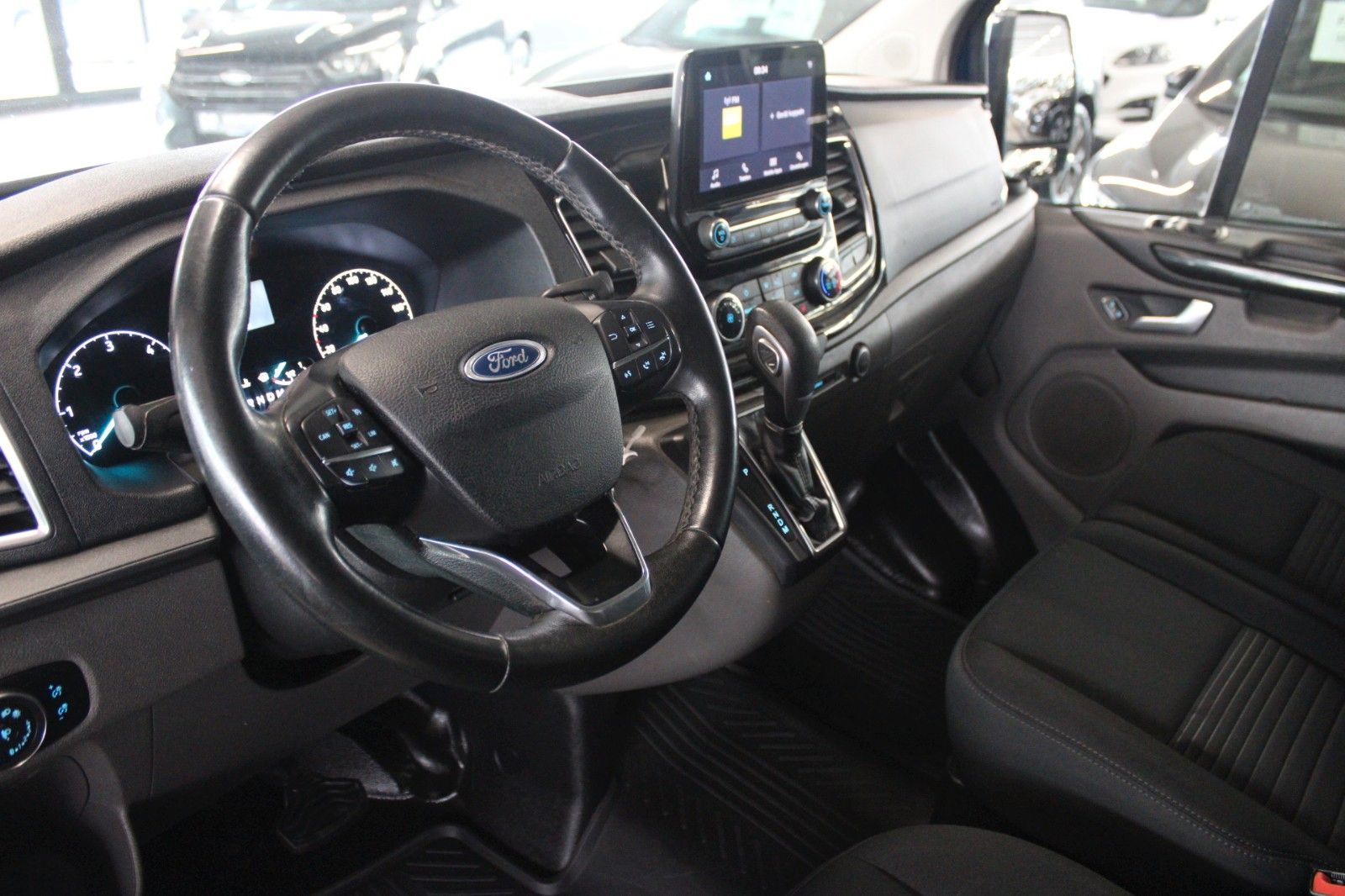Fahrzeugabbildung Ford Transit Custom Aut. LIMITED L2 AC AHK SHZ Regale