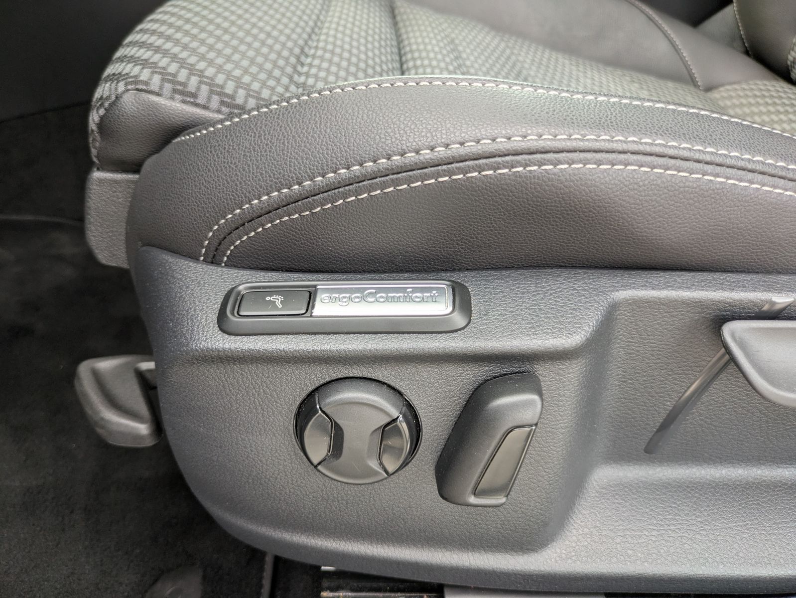 Fahrzeugabbildung Volkswagen Passat 2.0 TDI 2x R-Line MATRIX*KAMERA*ACC*NAVI