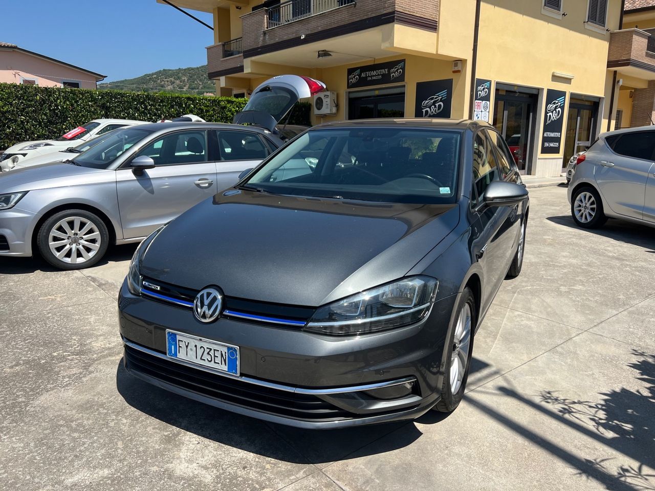 Volkswagen Golf - 1