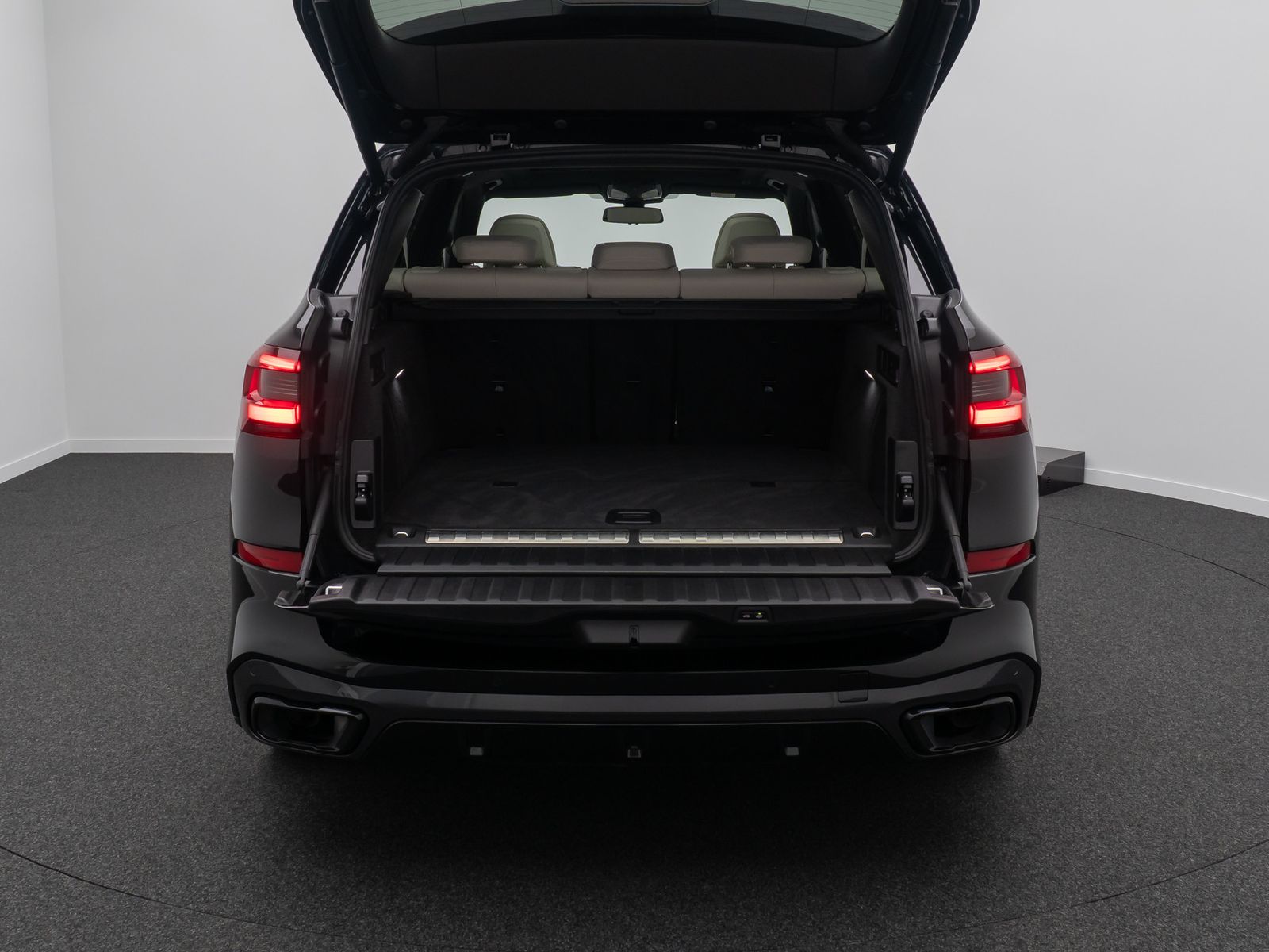 Fahrzeugabbildung BMW X5 xD45e M Sport Panorama DAB DispKey 360°22Zoll