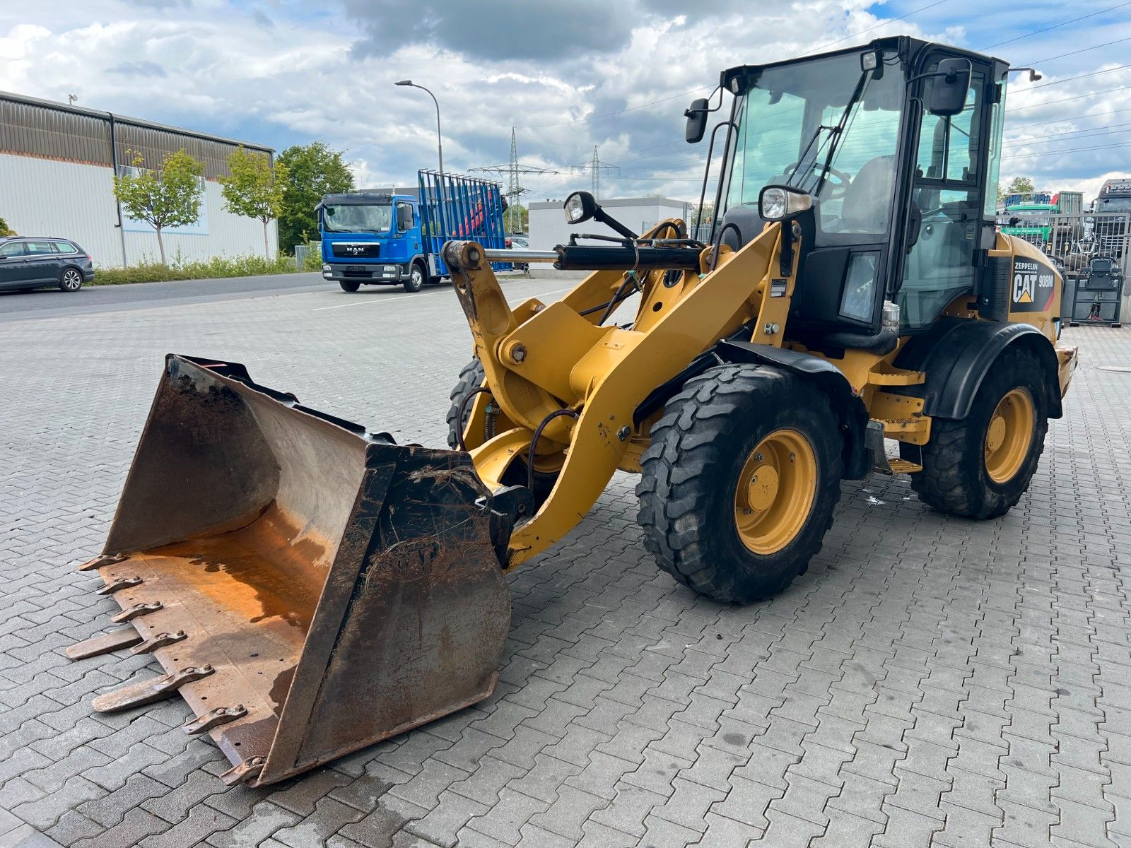 Fahrzeugabbildung CAT 908M / 3.000h / Gabel / Schaufel