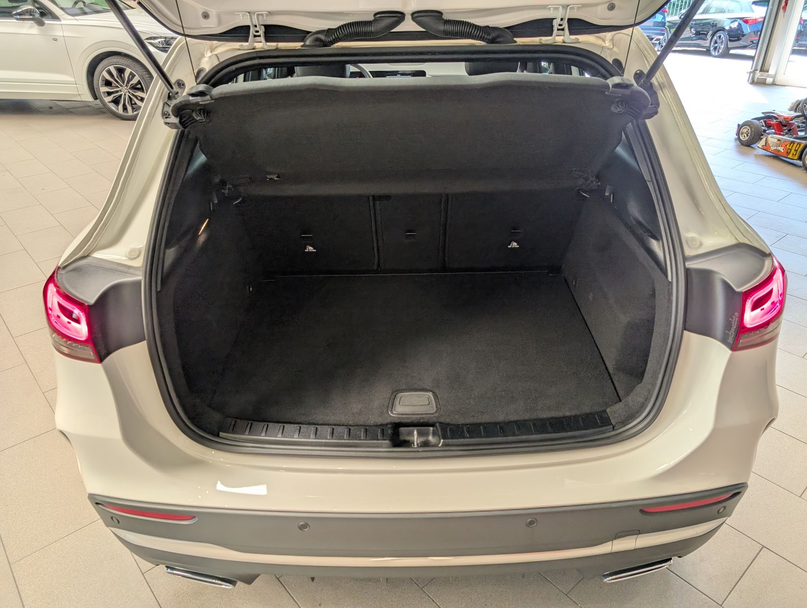 Fahrzeugabbildung Mercedes-Benz GLA 200 d DCT AMG-Line LED StandHz Dinamica Pano