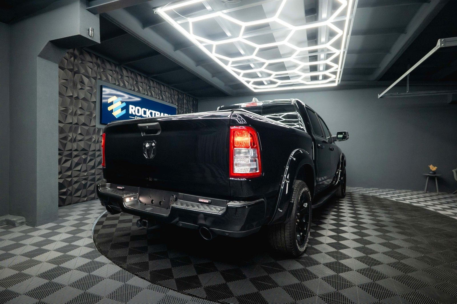 Fahrzeugabbildung Dodge RAM 5.7 V8 HEMI 4x4 OFFROAD BLACK EDITION 19%