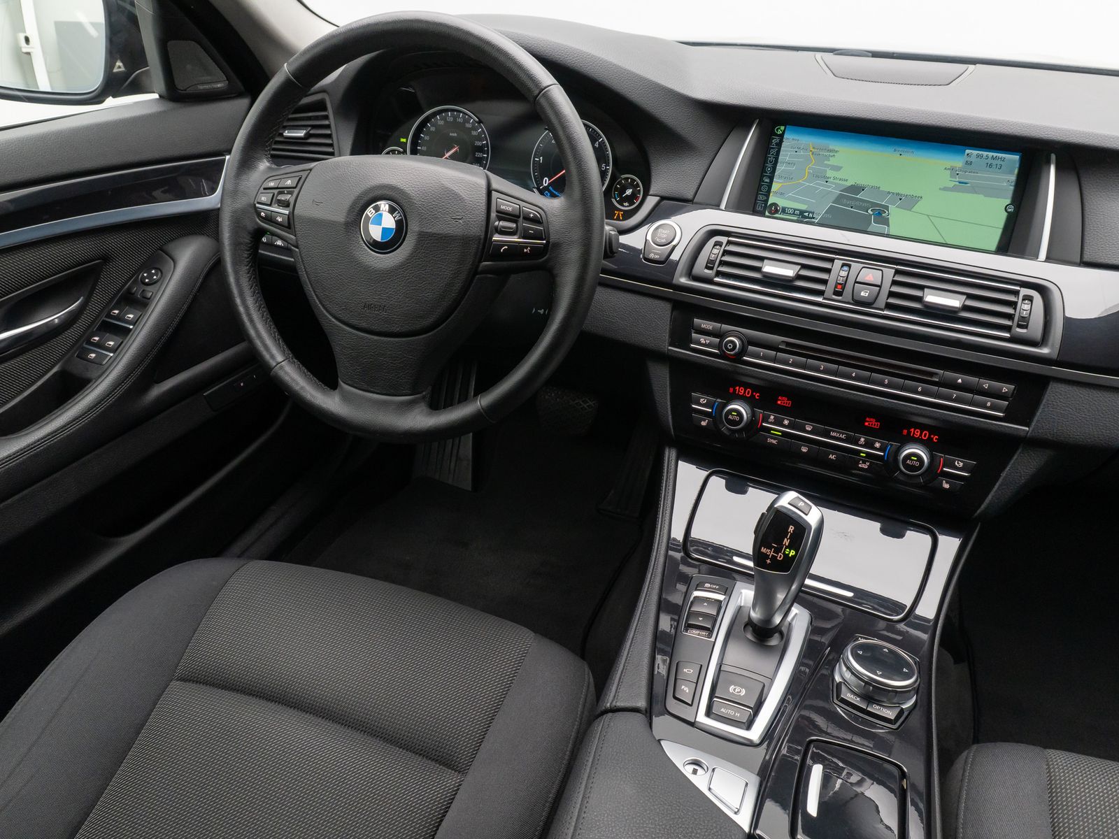Fahrzeugabbildung BMW 520d HUD H/K NaviPro SurroundView AHK Komfort