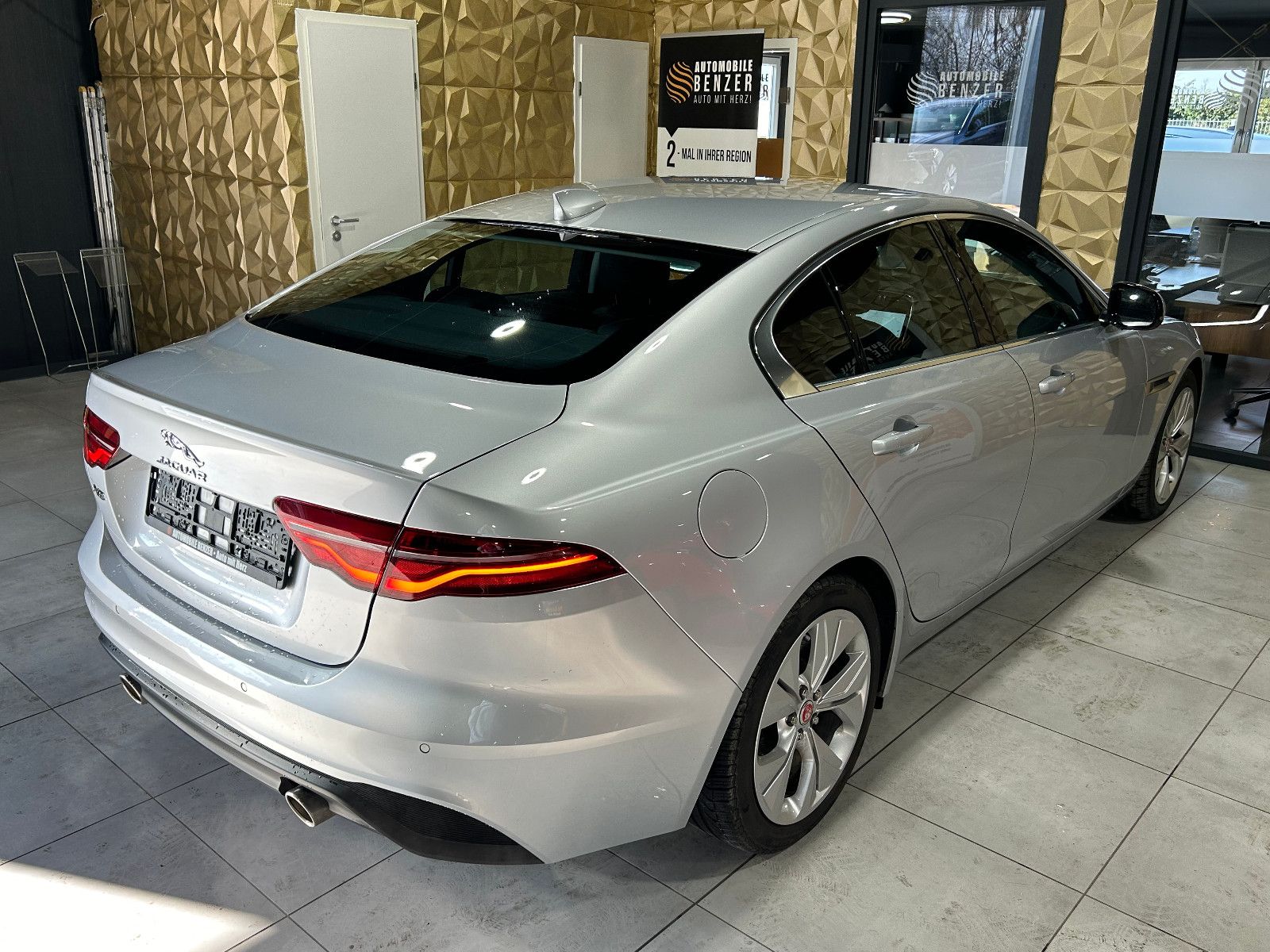 Fahrzeugabbildung Jaguar XE S/APPLE/KAMERA/SHZ/KLIMA/1.HAND