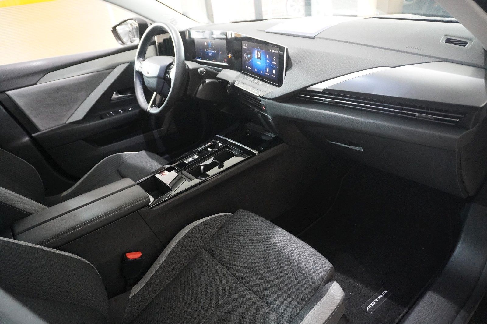 Fahrzeugabbildung Opel Astra L Lim. 1.6 HYBRID BUSINESS NAVI/LED/KAMERA