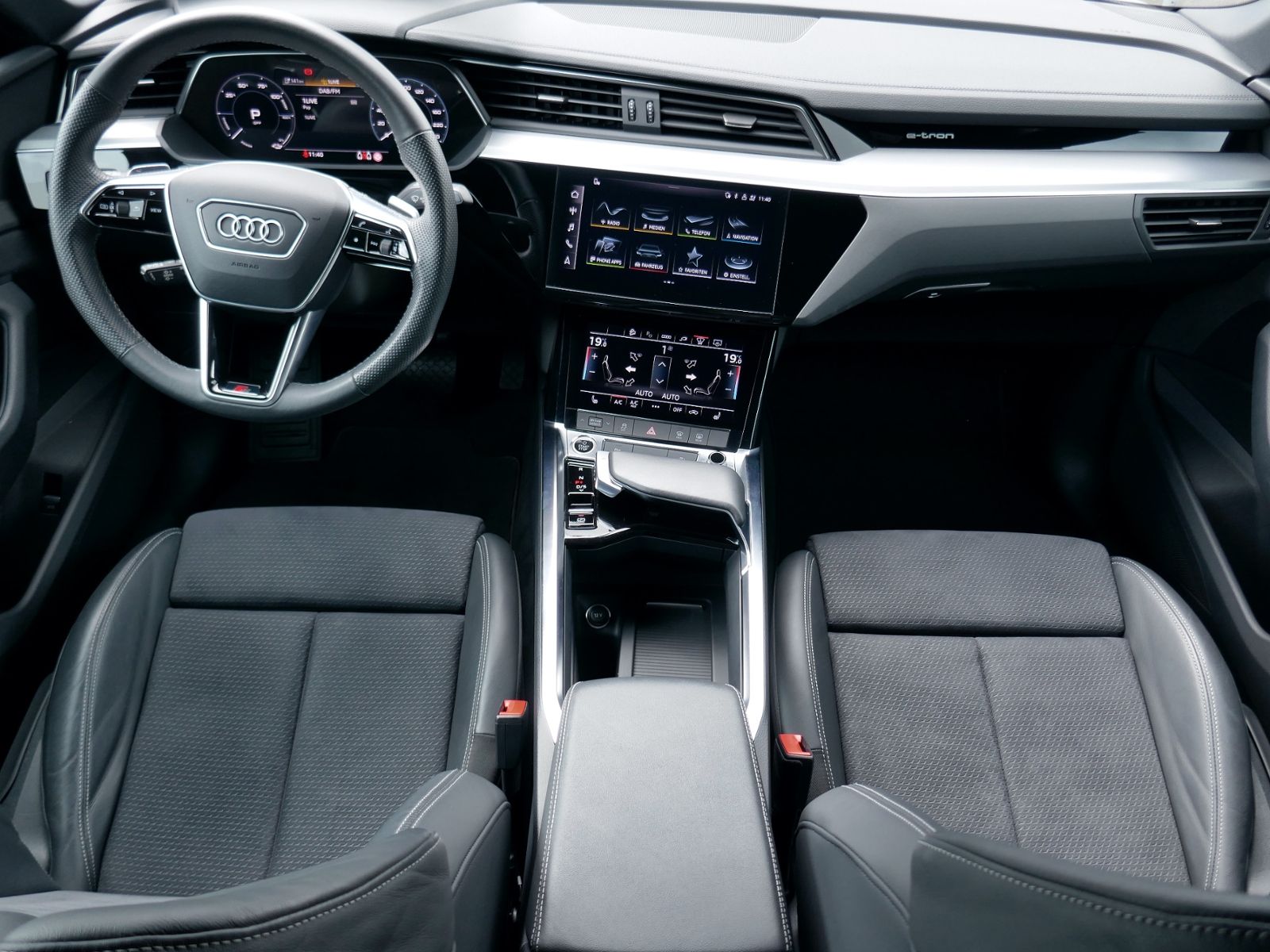 Fahrzeugabbildung Audi e-tron Sportback advanced 55 quattro | LED AHK