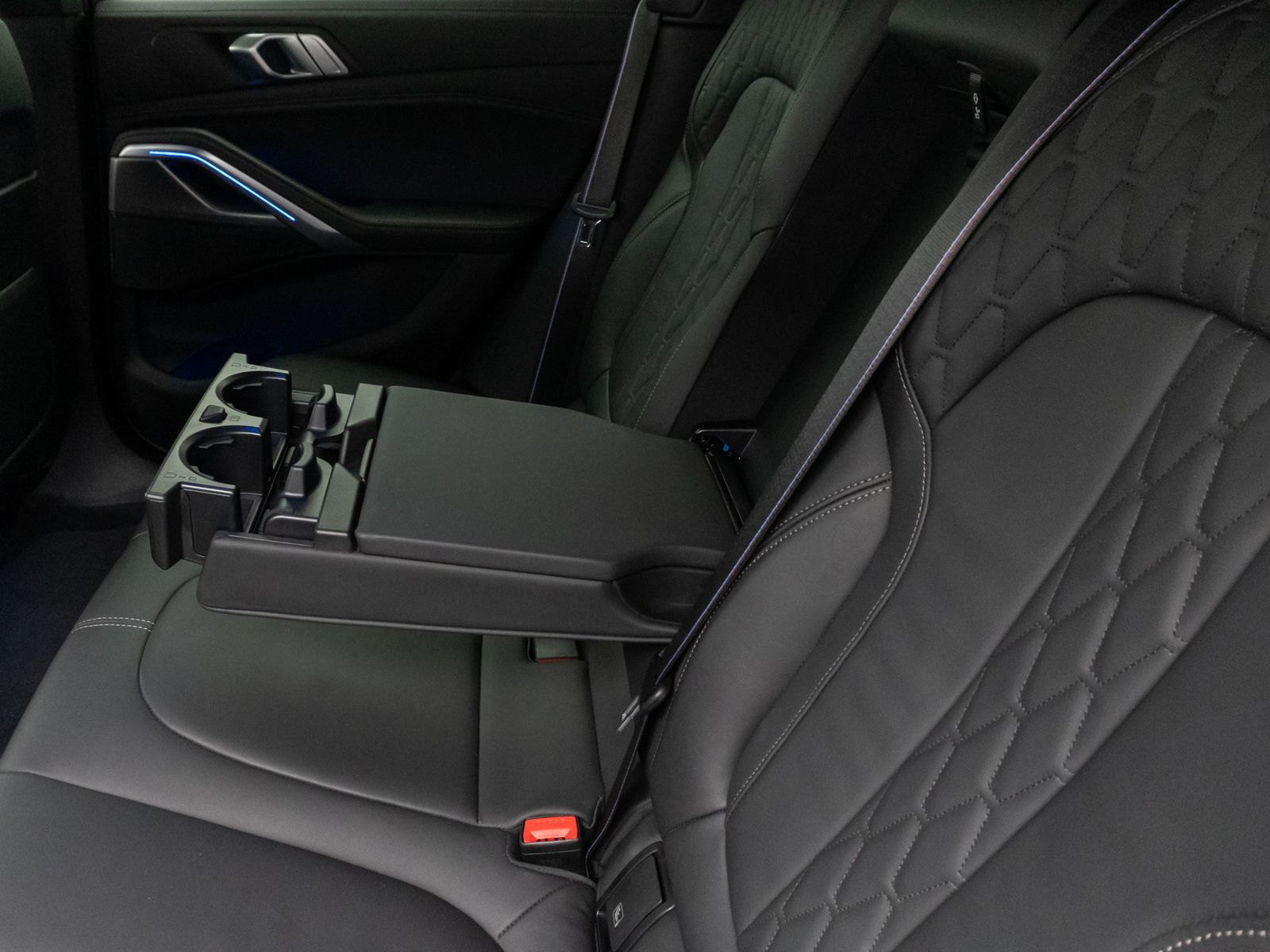 Fahrzeugabbildung BMW X6 xD30d M Sport DAB 360°DisplKey AHK Alarm 22"