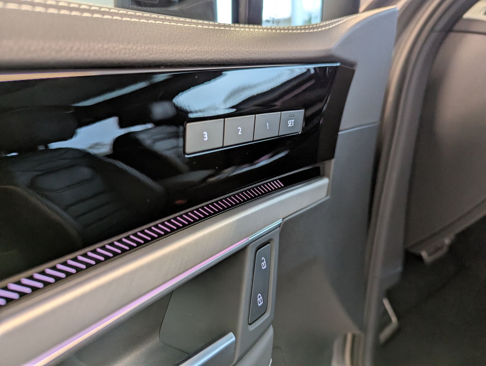 VW Touareg 3.0TDI 4M R-Line VOLL Black 22" UPE 114T - Image 24