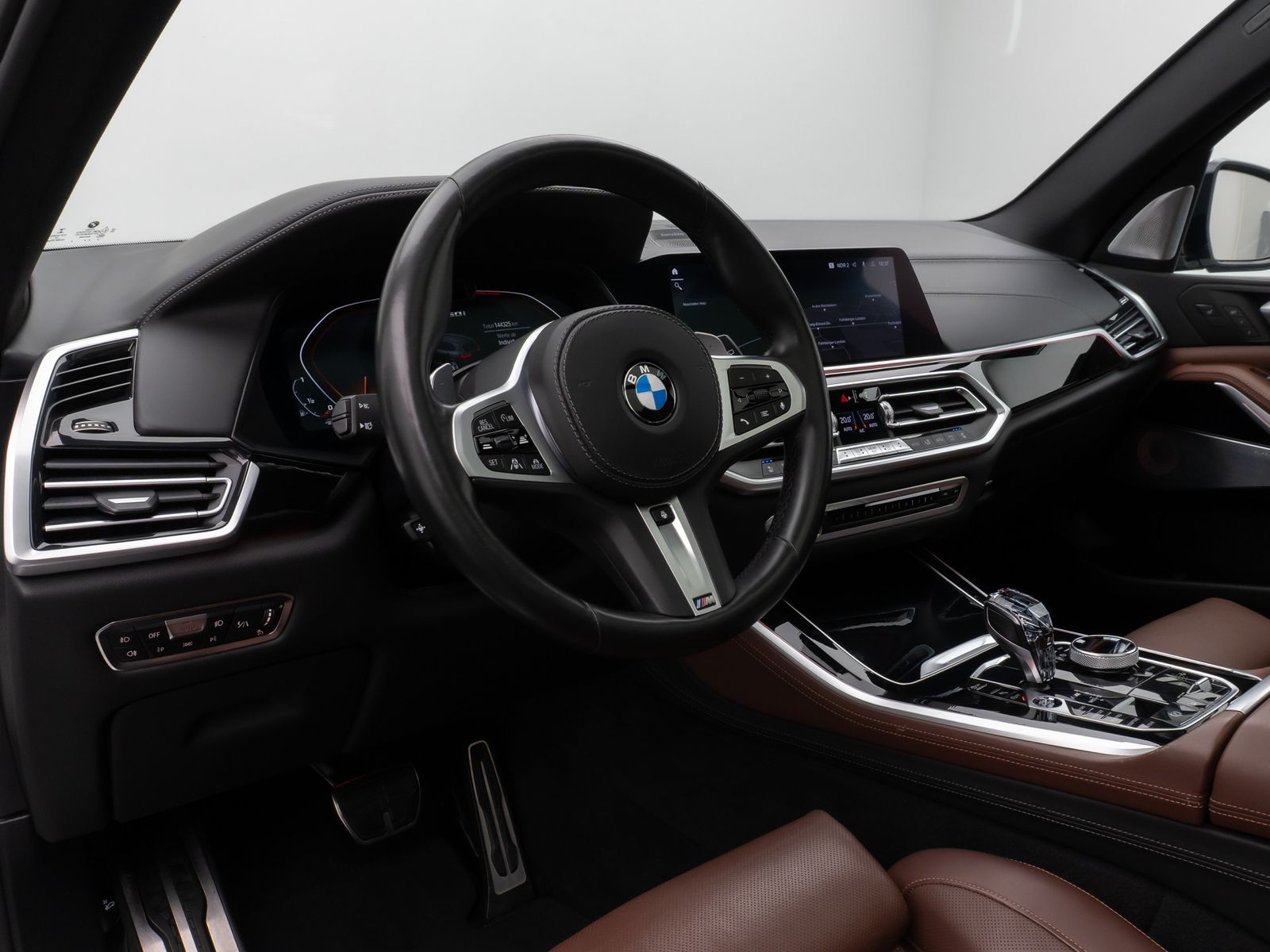 Fahrzeugabbildung BMW X5 M50i Panorama Laser HUD DAB B&W SoftClos Voll