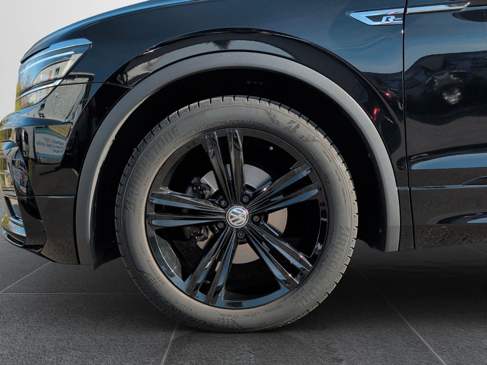Fahrzeugabbildung Volkswagen TIGUAN 2.0 TDI R-LINE BLACKSTYLE HUD 19" AHK KAM