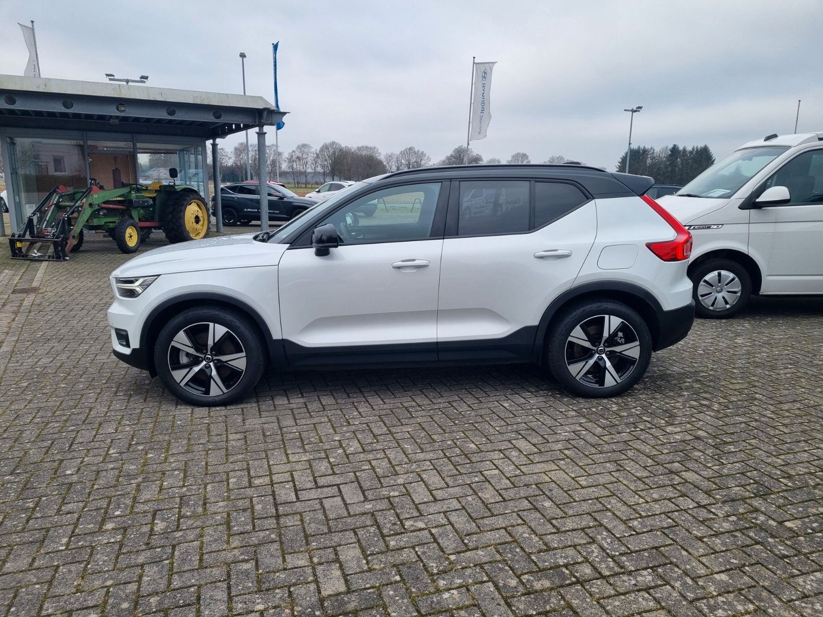 Fahrzeugabbildung Volvo XC 40 R Design Recharge Pure Electric AWD