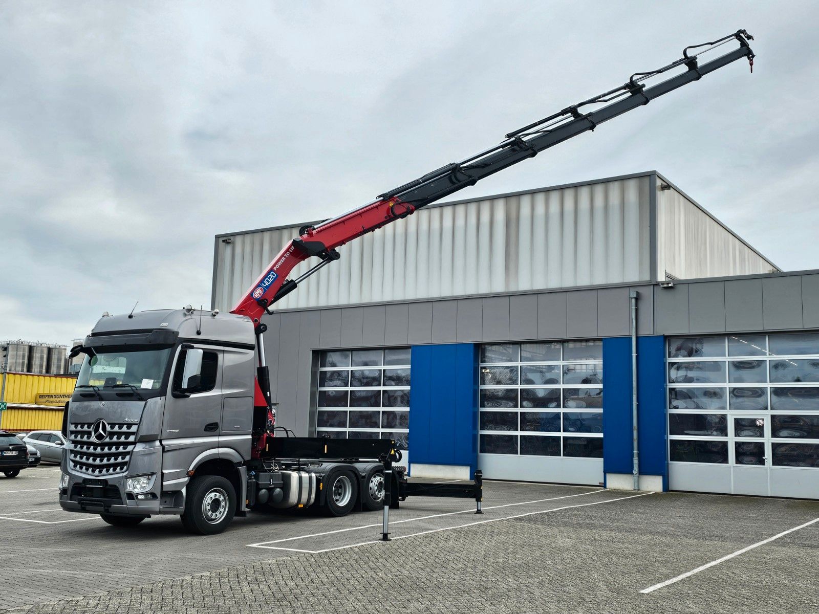 Fahrzeugabbildung Mercedes-Benz Arocs 5 2553 SZM mit HMF 4020 K6 / 6x2 Liftachse