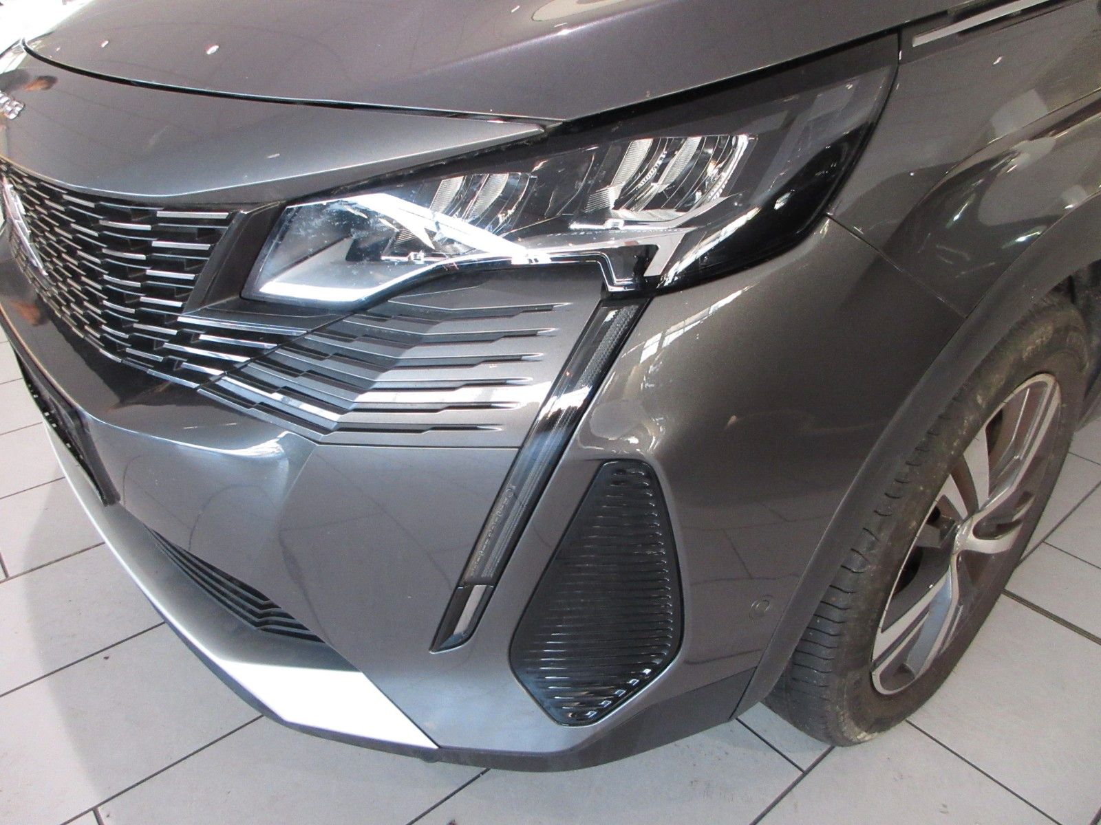 Fahrzeugabbildung Peugeot 5008 Allure 1.2T LED/NAVI/AHK/R´CAM/BLIS