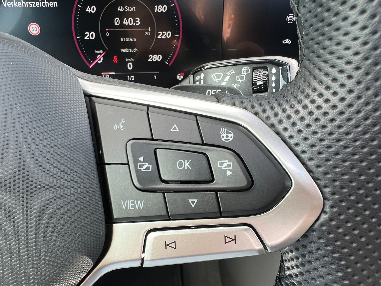 Fahrzeugabbildung Volkswagen Touareg R-Line 3.0 TDI 4MOTION *AHK, Luft, Pano,