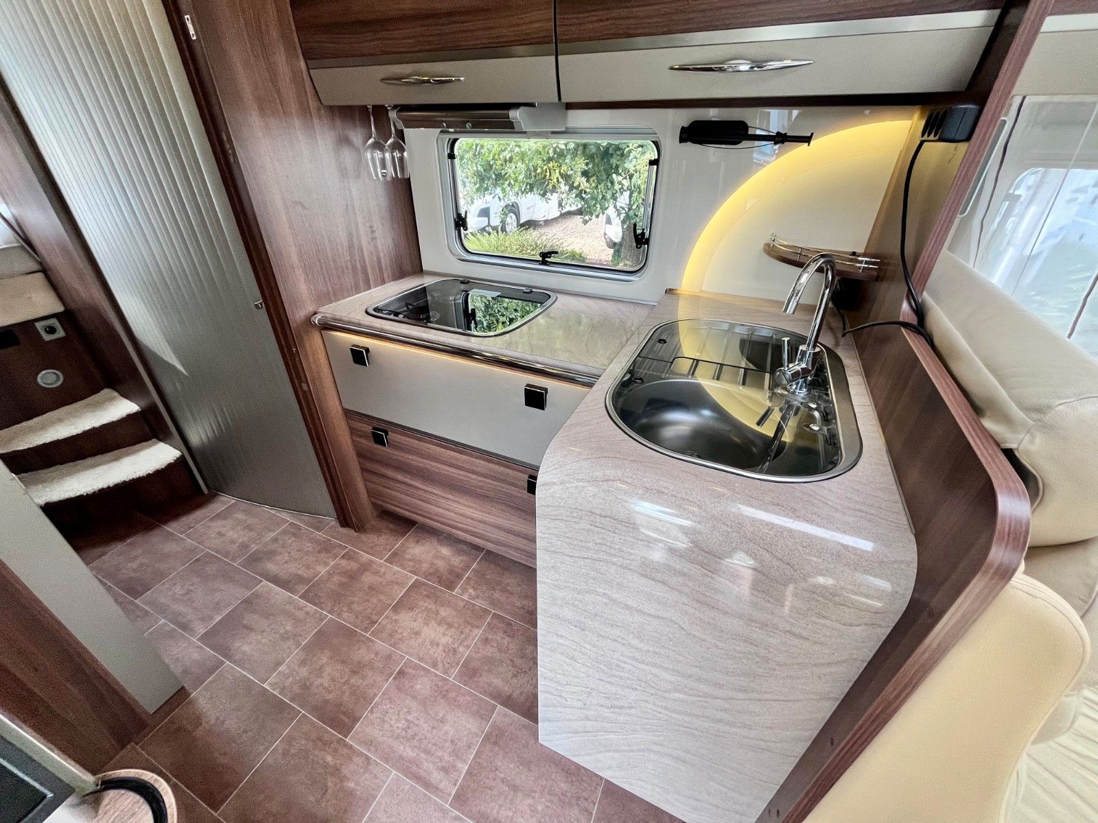 Fahrzeugabbildung Bürstner Elegance I 821 - Hubstützen, Solar, TV, Alde