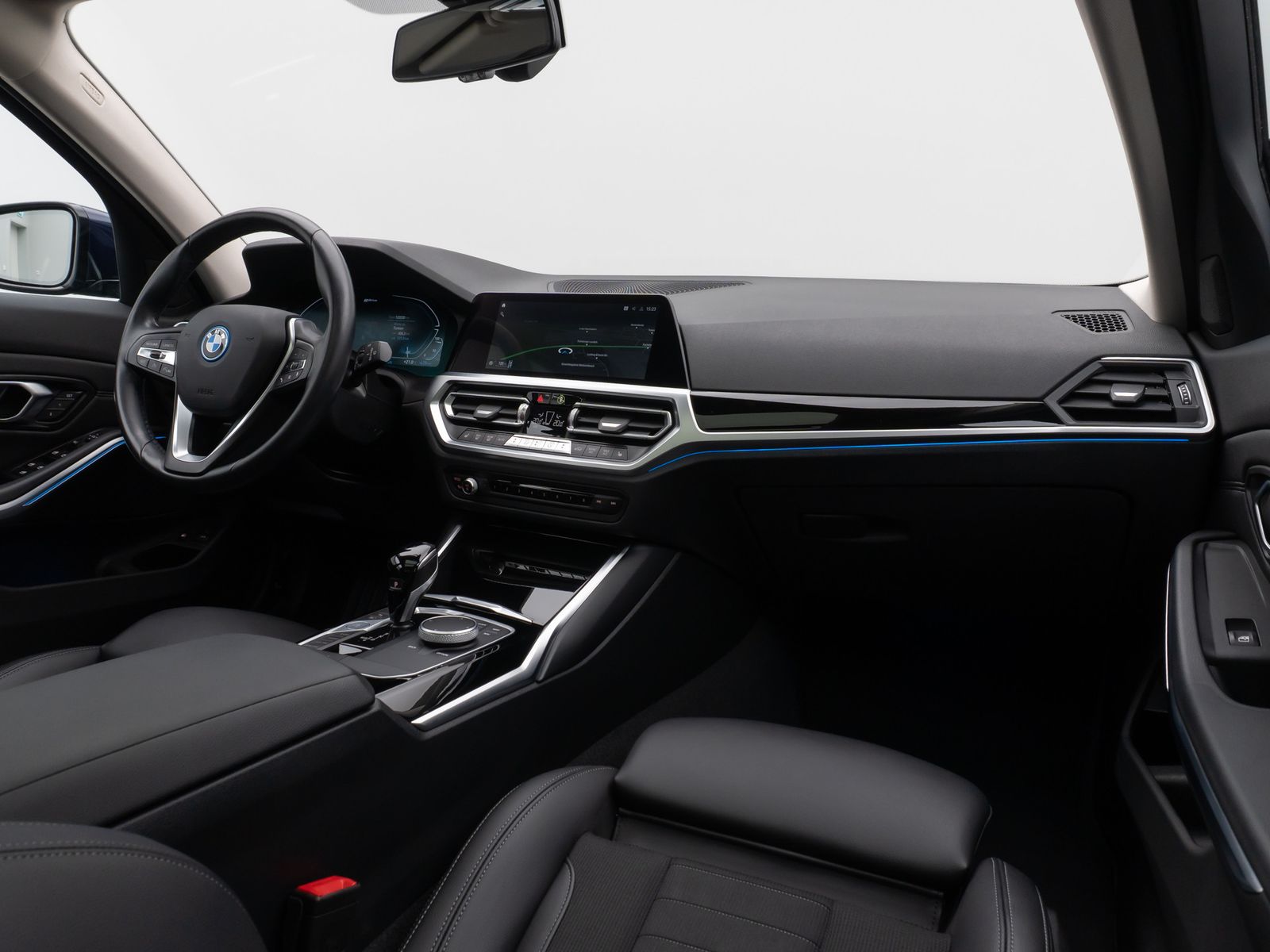 Fahrzeugabbildung BMW 330e xD SportLine Pano Kamera Laser HUD DAB HiFi