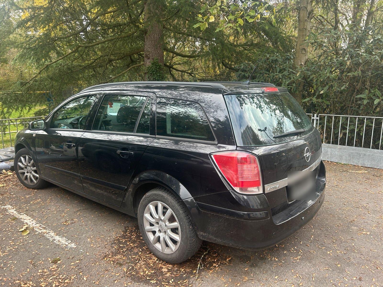 Opel Astra 2006 — rear view