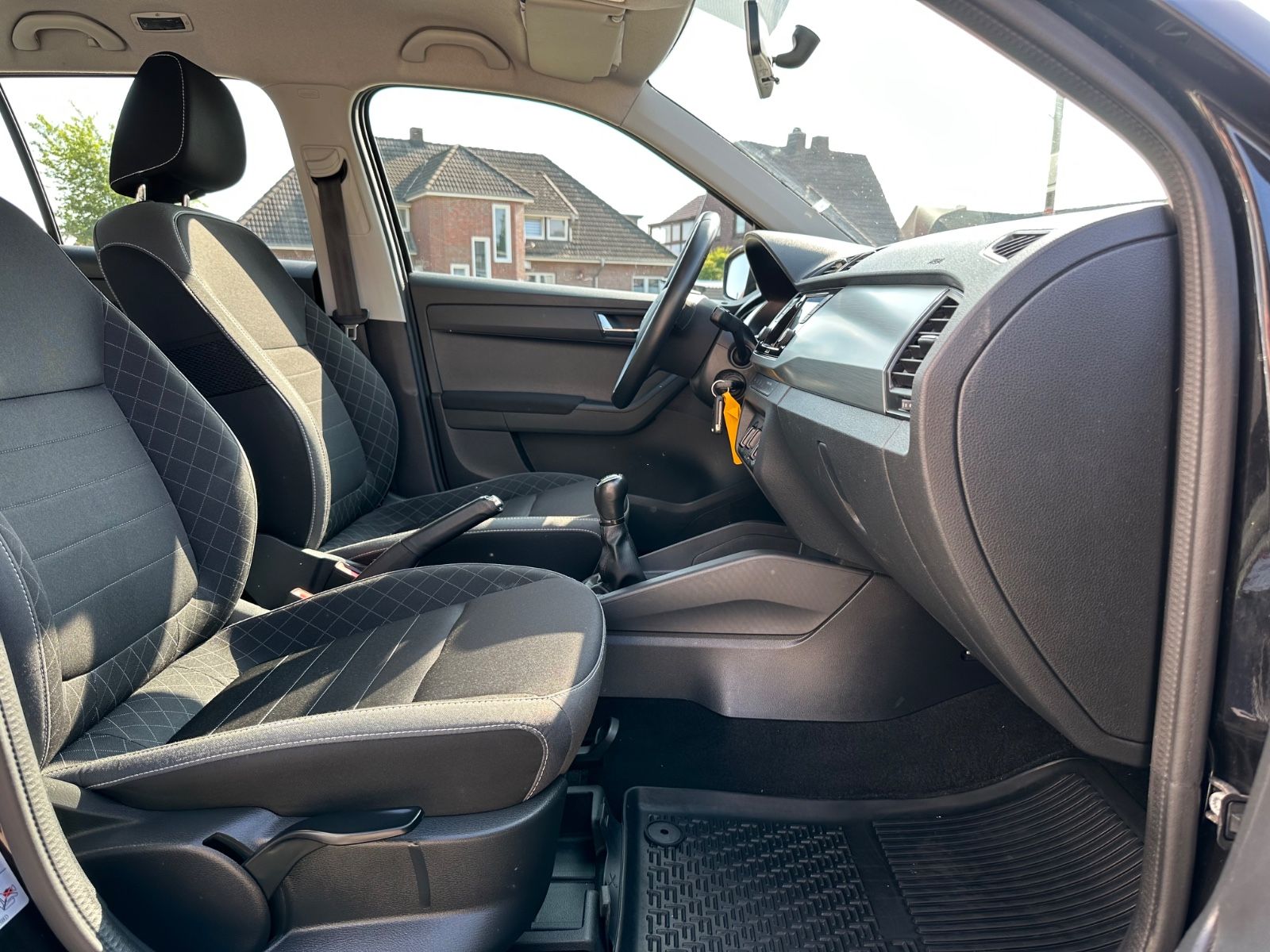 Fahrzeugabbildung SKODA Fabia Combi 1.0 TSI Ambition SHZG/BT/GJR/CarPlay
