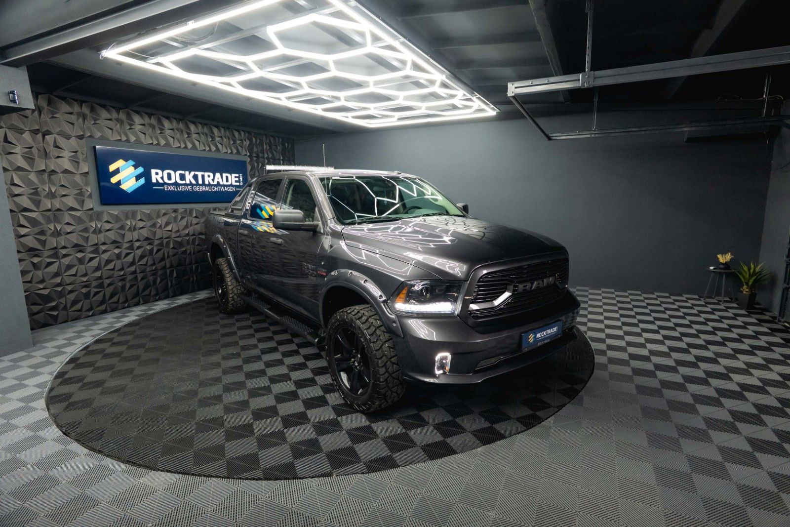 Fahrzeugabbildung Dodge RAM 5.7 V8 HEMI 4x4 OFFROAD Night-Paket *LED*19%