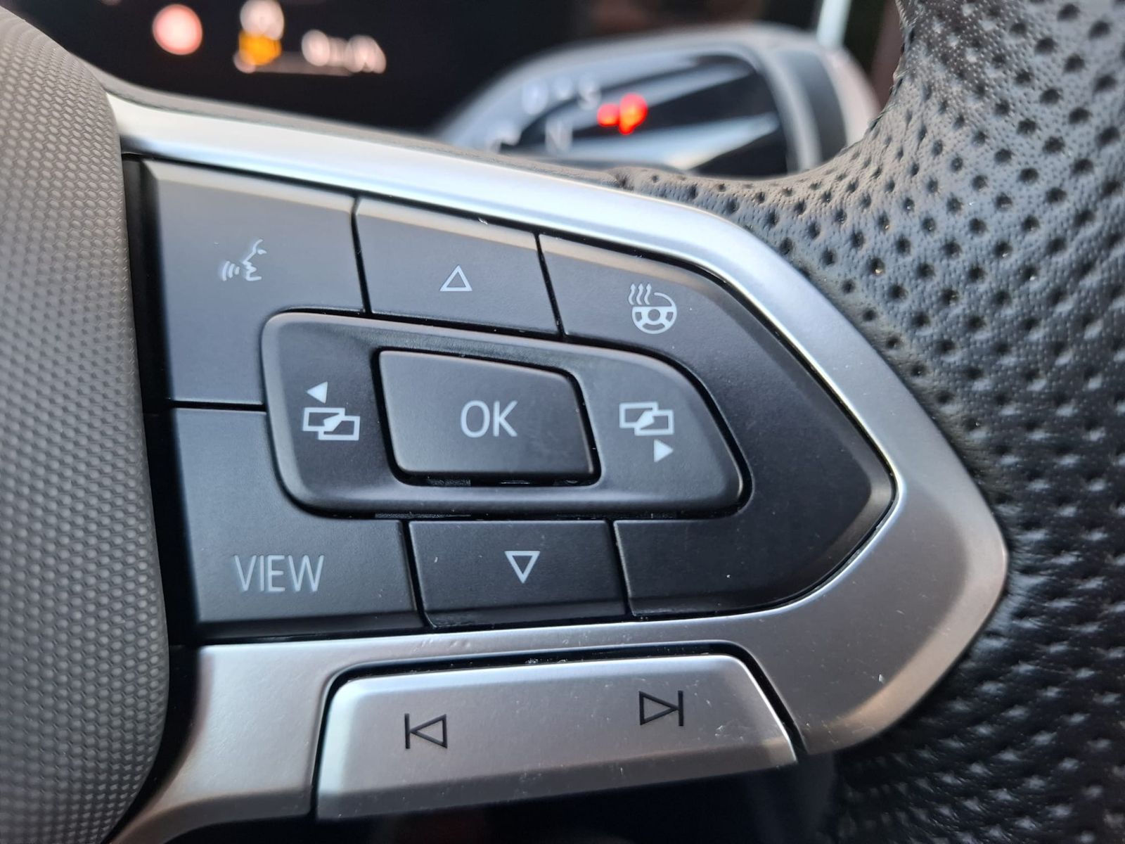 Fahrzeugabbildung Volkswagen Tiguan 2.0 TDI 4M R-Line BLACK*PAN*HK*AHK*MATRIX