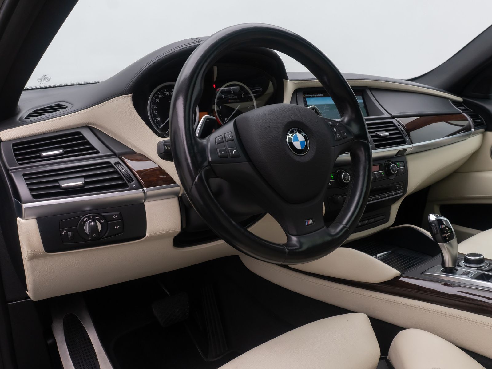 Fahrzeugabbildung BMW X6 M50d ACC HUD Bi-Xenon 360°SoftClose Alarm 20"