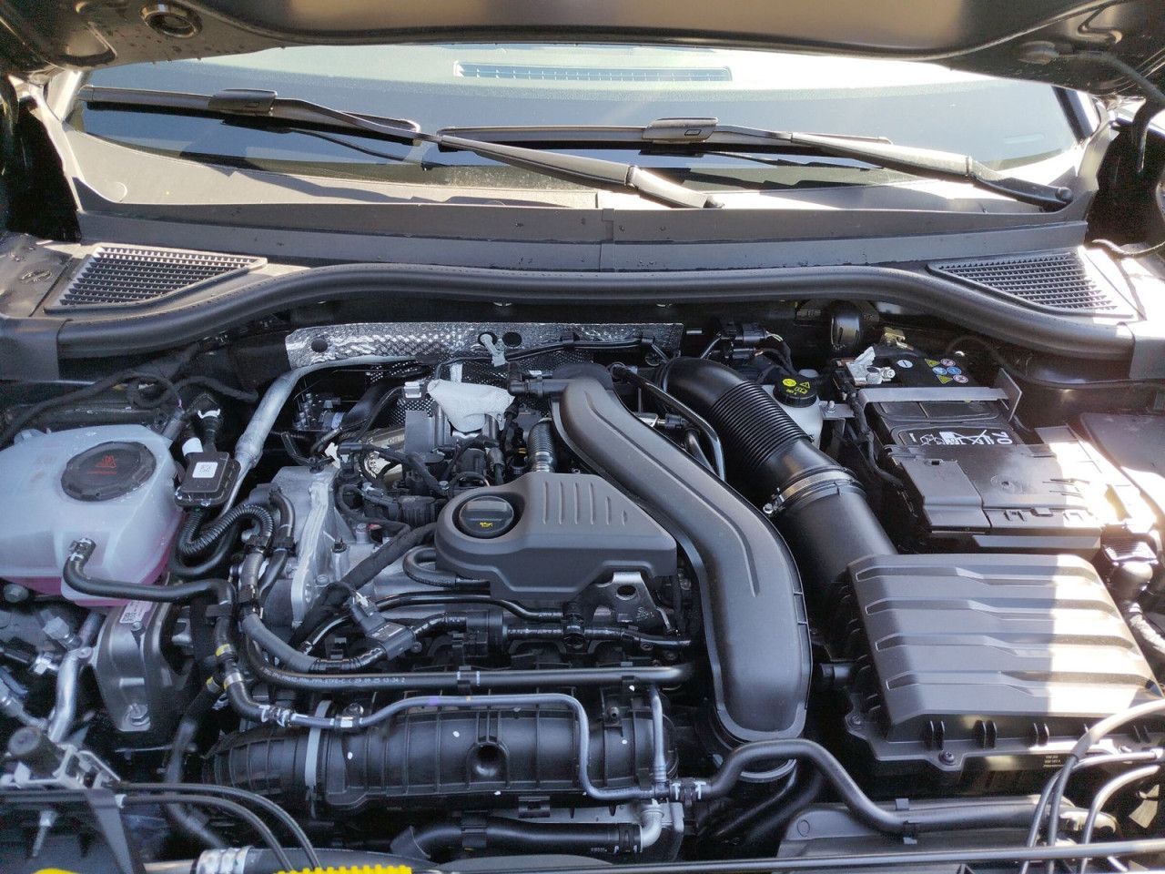 Fahrzeugabbildung Volkswagen T-ROC R-Line NF 1.5 B 110eTSID7F