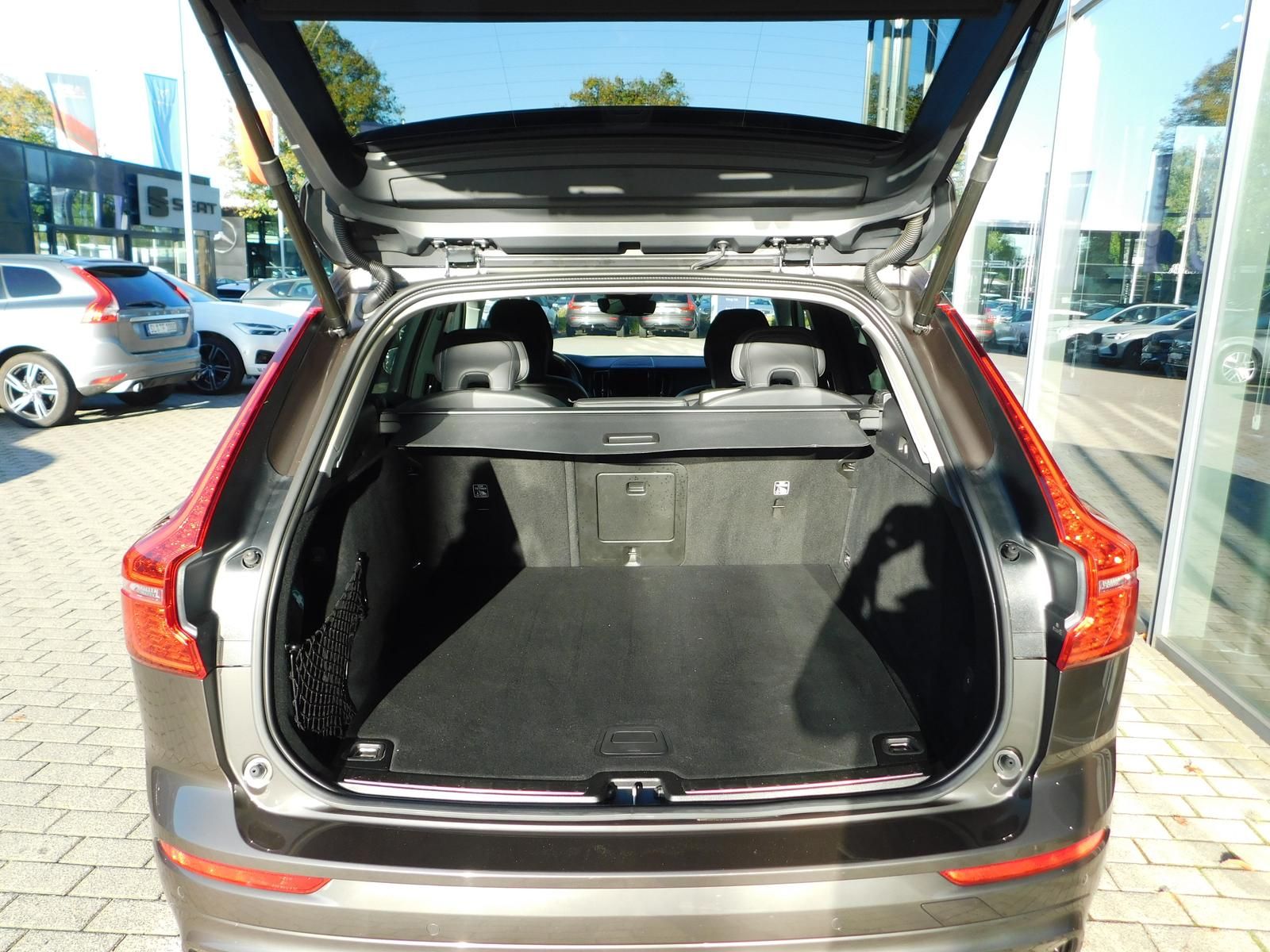 Fahrzeugabbildung Volvo XC60 B4 D AWD Plus Dark