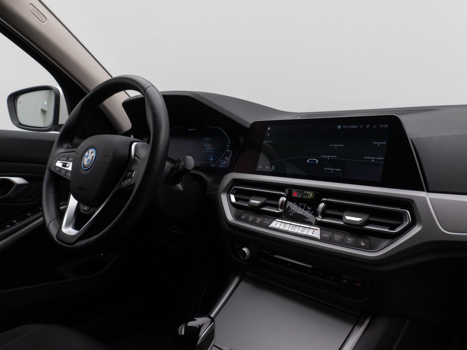 Fahrzeugabbildung BMW 320e  Kamera Laser HUD DAB HiFi Komfort Alarm