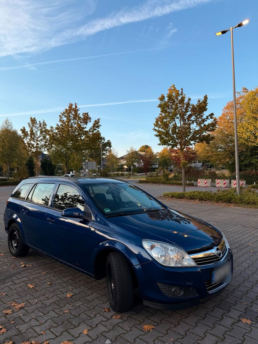 Opel Astra 2009 — салон