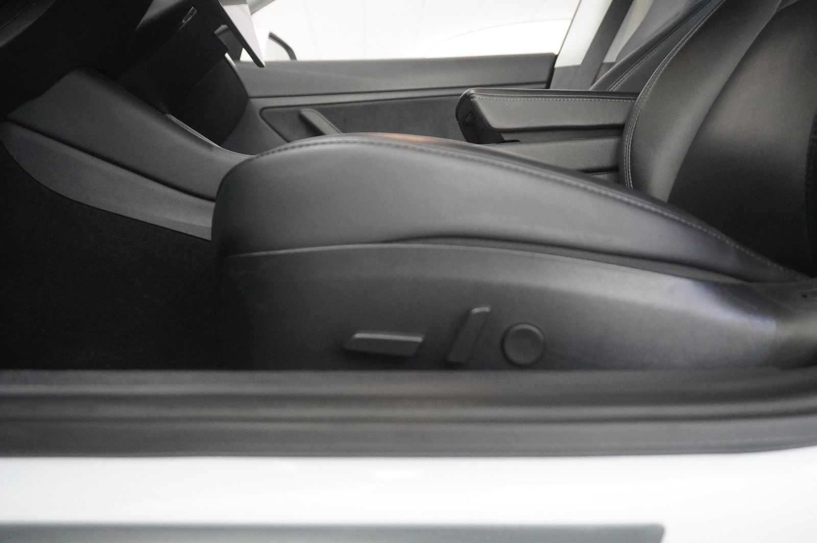 Fahrzeugabbildung Tesla Model 3 LONGRANGE DUAL-MOTOR NAVI/KAMERA/SH/PANO