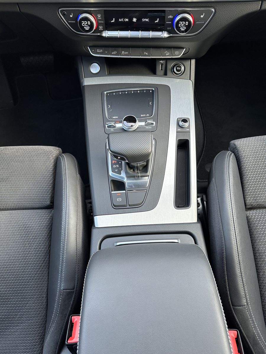 Fahrzeugabbildung Audi Q5 50 TFSI e Qu S-Line Black NAV+LED+20ZO+HEADUP