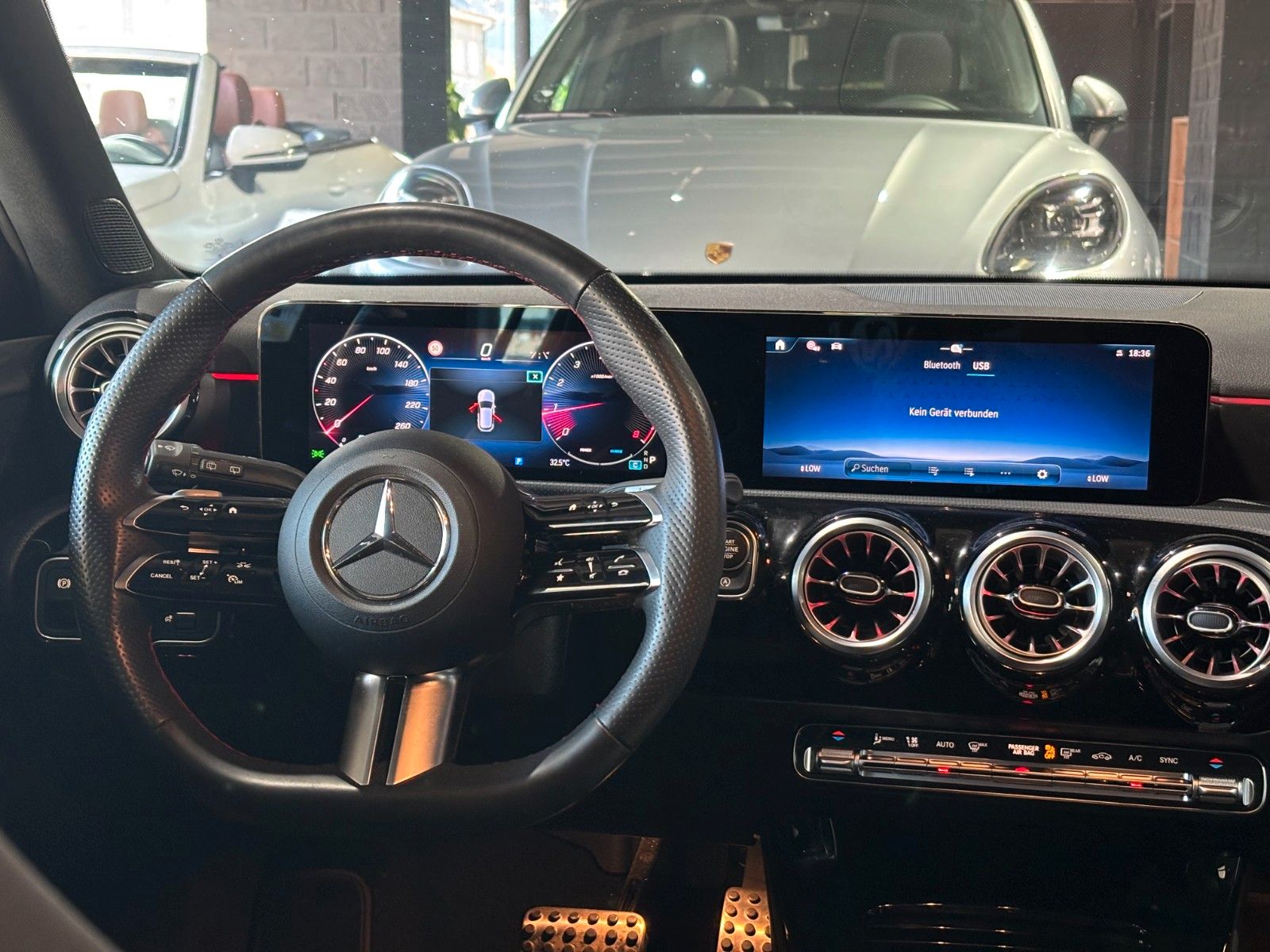 Fahrzeugabbildung Mercedes-Benz A 200 //AMG-LINE//MBUX//AMBIENTE/KAMERA/SHZ/NAVI
