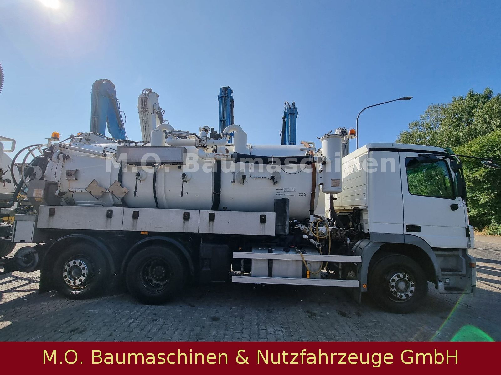 Fahrzeugabbildung Mercedes-Benz Actros 2541 / Saug- & Spühlwagen / 11.000 L /ADR