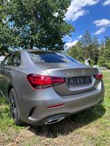 Mercedes-Benz A 250 e DCT - AMG Paket - mit Hybrid-Antrieb: Grau, Alcantara, Bordcomputer, Limousine