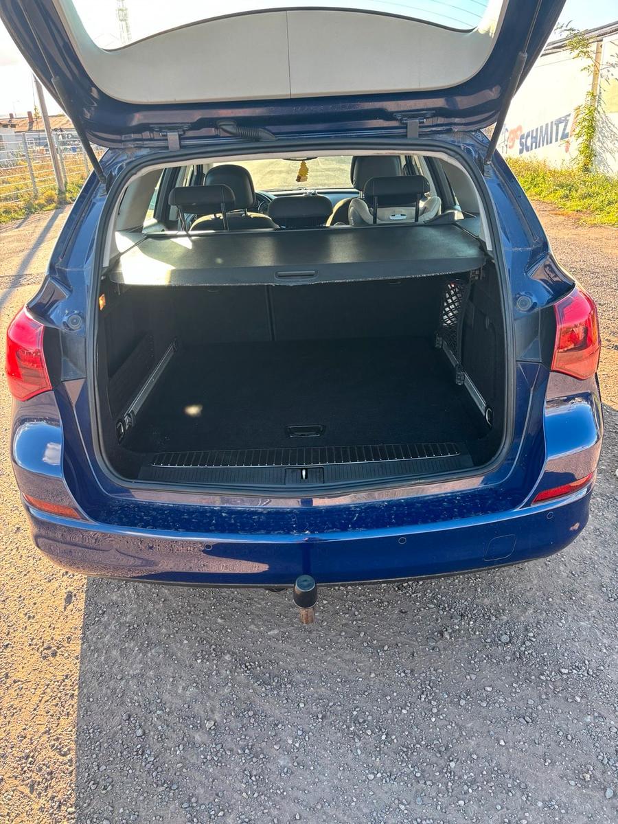 Opel Astra 2011 — photo 7