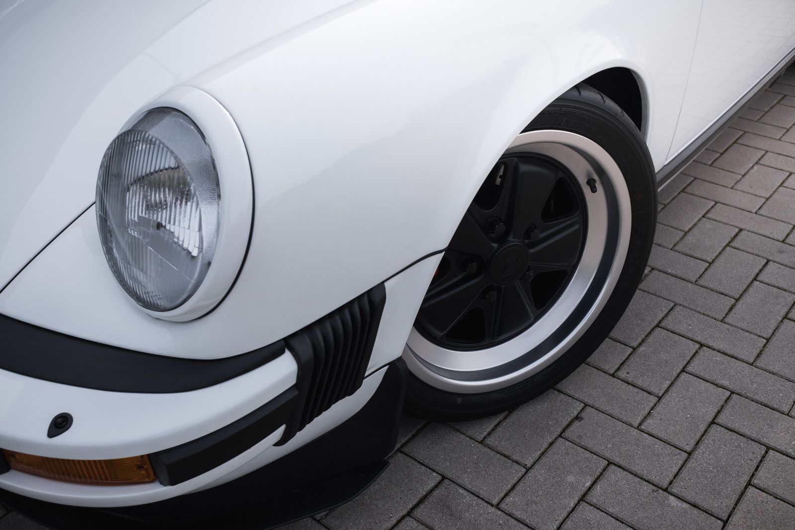 Fahrzeugabbildung Porsche 911 Carrera Coupe - 330PS - umfangr. restauriert