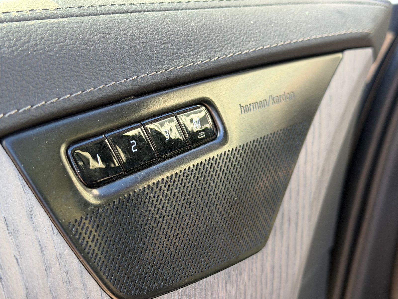 Fahrzeugabbildung Volvo XC90 T8 AWD Ultimate Dark*LUFT*AHK*360°*Massage*