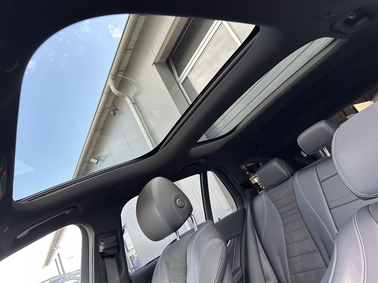 Fahrzeugabbildung Mercedes-Benz E 300e T AMG-Line NAV+LED+360°+PANO+WIDE+CARPLAY