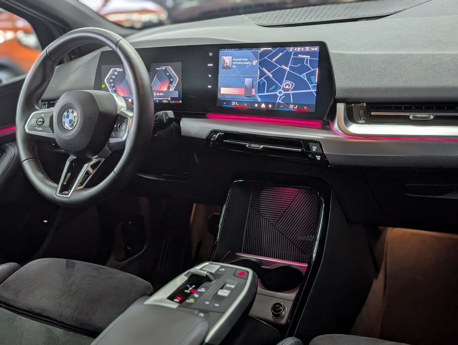 Fahrzeugabbildung BMW 218 Active Tourer  M Sport SHADOW PANO AHK LEDER