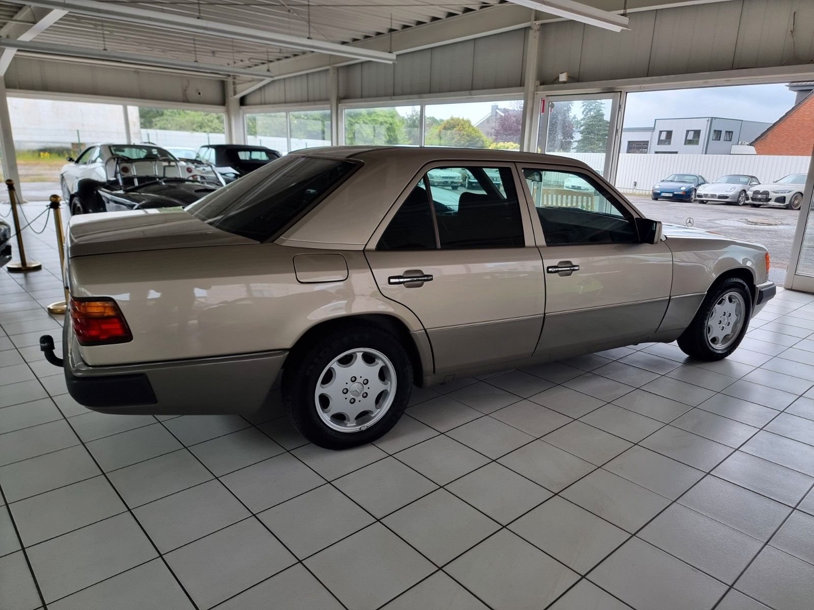 Fahrzeugabbildung Mercedes-Benz 230 E/Schiebedach/AHK/H-Zul./Sehr schöner Zust.