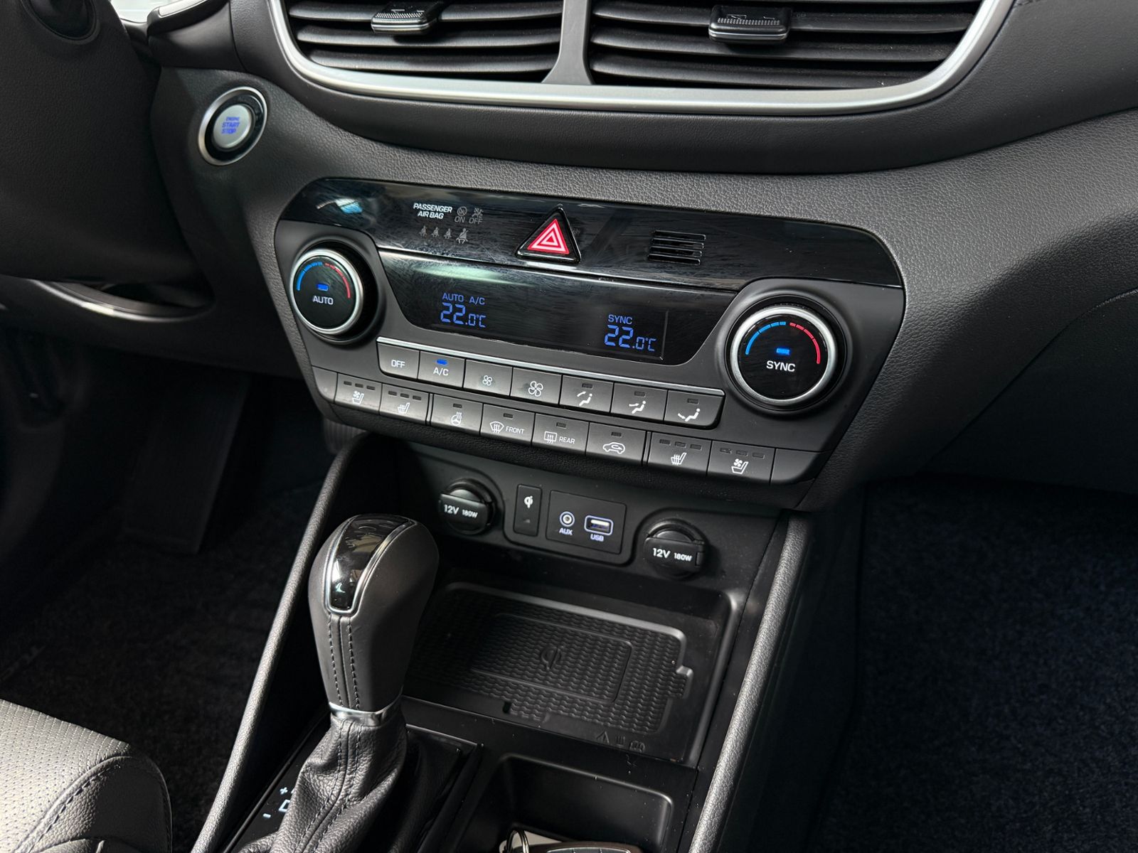 Fahrzeugabbildung Hyundai TUCSON Premium 4WD PANO AHK LED LEDER