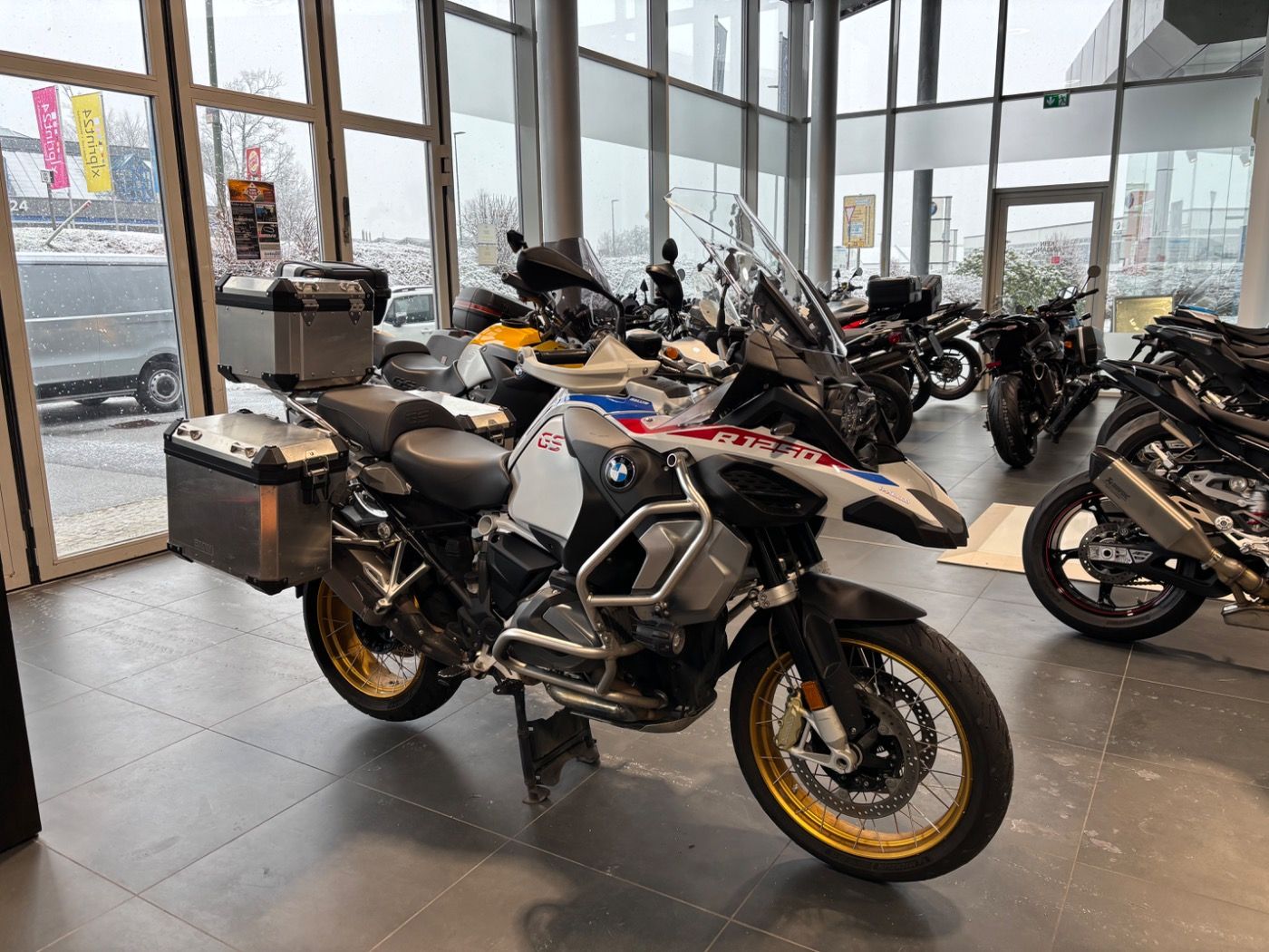 Fahrzeugabbildung BMW R 1250 GS Adventure mit Tieferlegung Akrapovic A