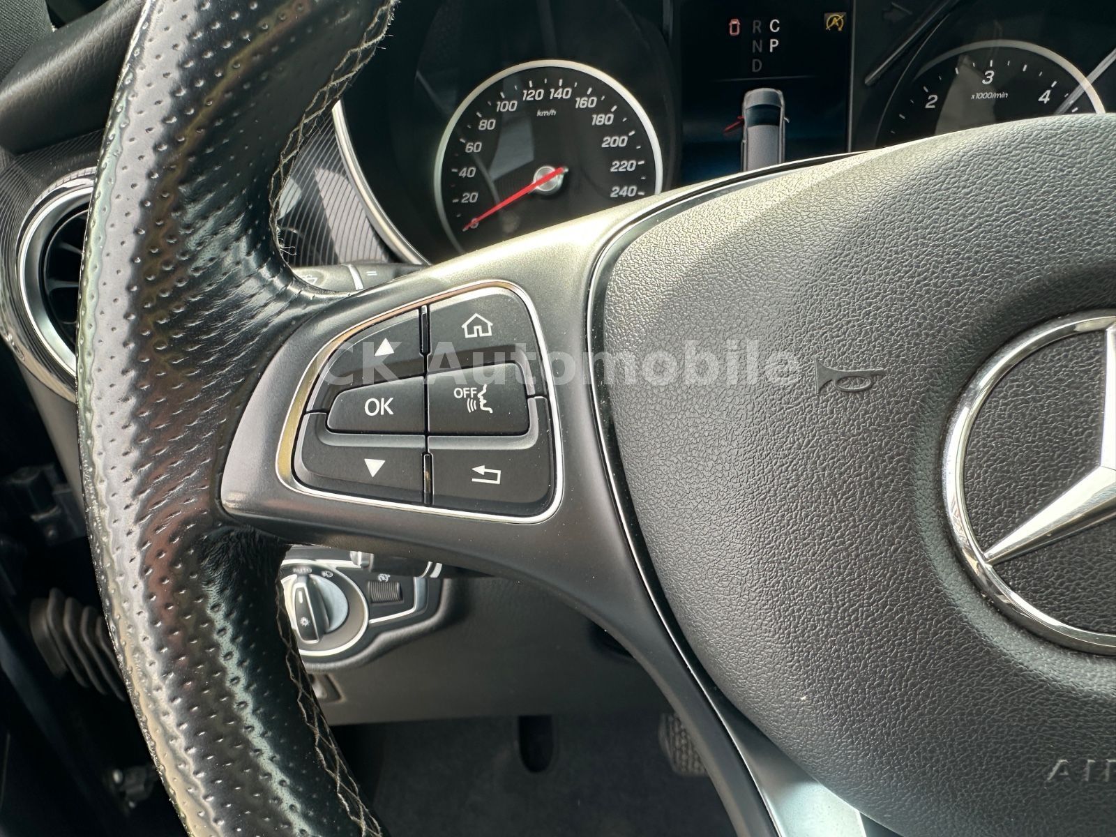 Fahrzeugabbildung Mercedes-Benz V300d EDITION 4Matic AMG-Line/7 Sitze/Pano/LED